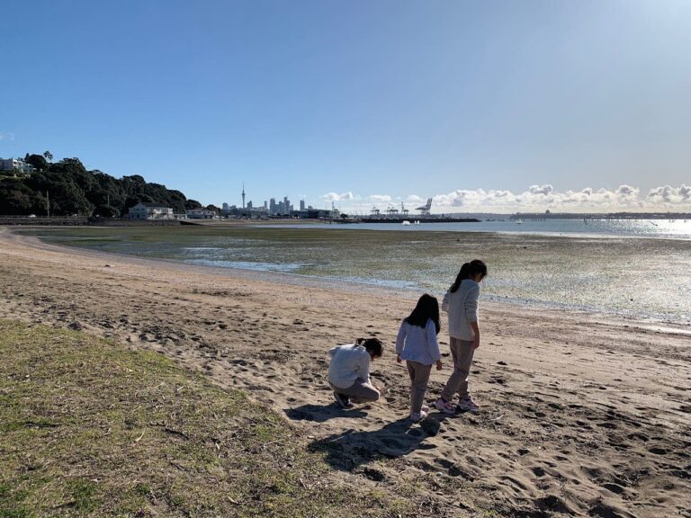 帶小孩到附近海邊走走體驗紐西蘭海岸